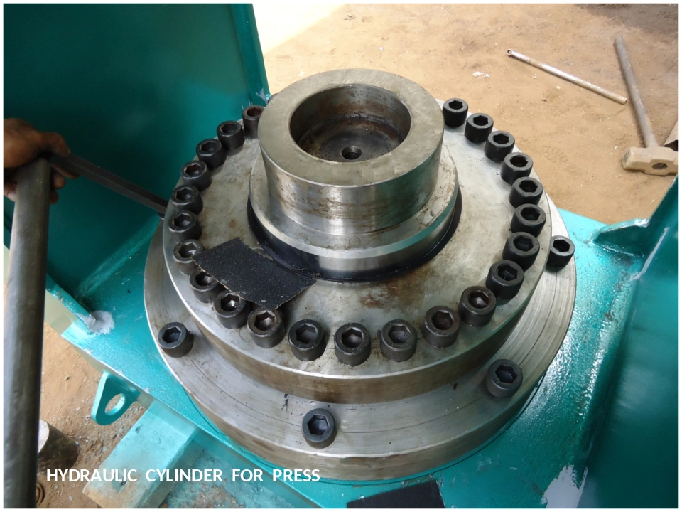 Blast furnace mudgun cylinder
